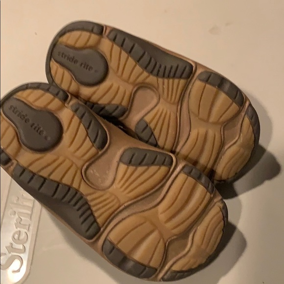 Boys shoes 5 1/2 Wide. Stride rite. EUC leather - Picture 4 of 4